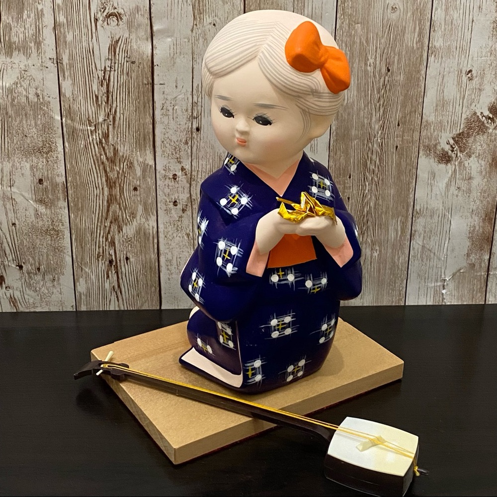 Hakata Geisha Doll Kneeling with Origami Figurine